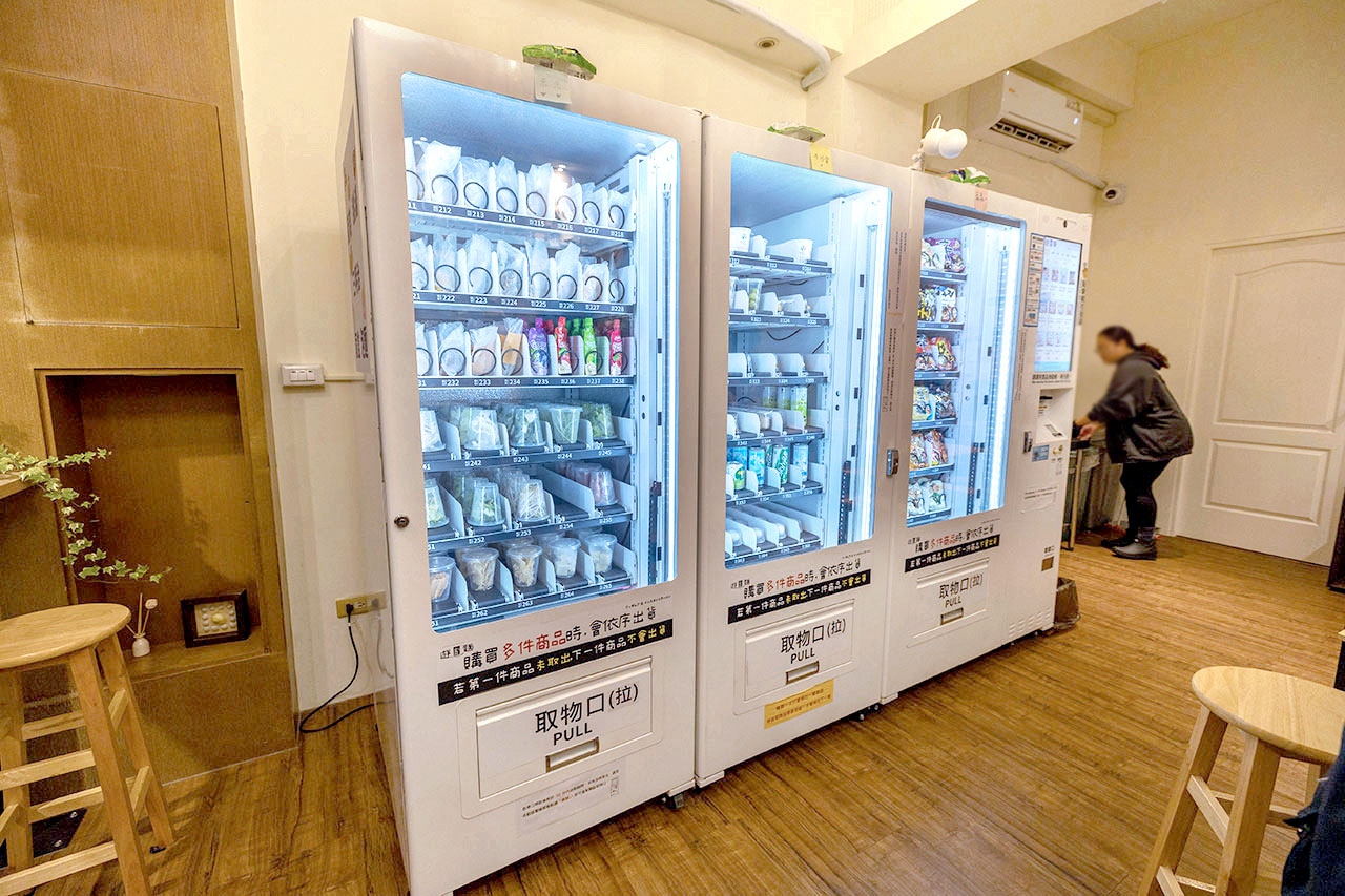 【台中北屯美食推薦】深夜食堂新選擇「遊盒麵崇德店」24小時自助韓式泡麵：10元起小菜！麻辣鴨血、爆漿甜點讓你吃好吃滿，必收台中深夜美食 169