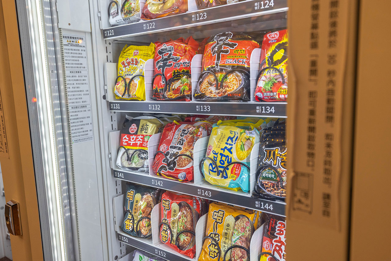 【台中北屯美食推薦】深夜食堂新選擇「遊盒麵崇德店」24小時自助韓式泡麵：10元起小菜！麻辣鴨血、爆漿甜點讓你吃好吃滿，必收台中深夜美食 171