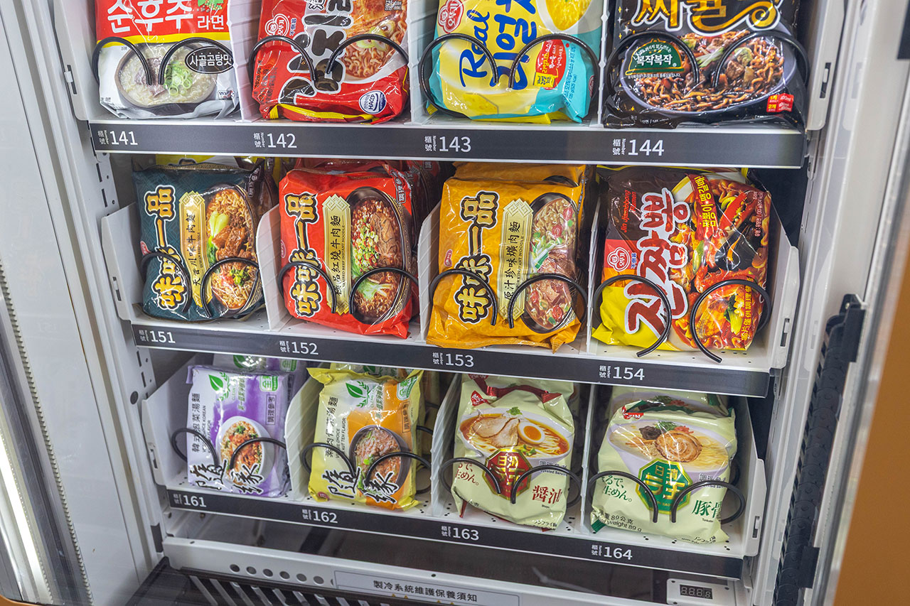 【台中北屯美食推薦】深夜食堂新選擇「遊盒麵崇德店」24小時自助韓式泡麵：10元起小菜！麻辣鴨血、爆漿甜點讓你吃好吃滿，必收台中深夜美食 173
