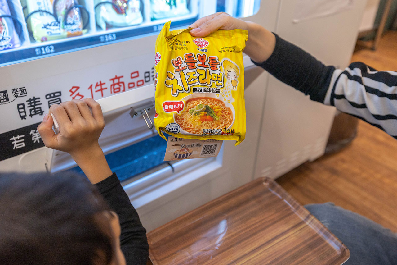 【台中北屯美食推薦】深夜食堂新選擇「遊盒麵崇德店」24小時自助韓式泡麵：10元起小菜！麻辣鴨血、爆漿甜點讓你吃好吃滿，必收台中深夜美食 191