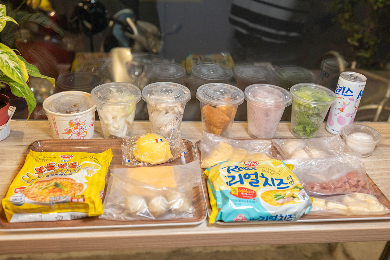 【台中北屯美食推薦】深夜食堂新選擇「遊盒麵崇德店」24小時自助韓式泡麵：10元起小菜！麻辣鴨血、爆漿甜點讓你吃好吃滿，必收台中深夜美食 193