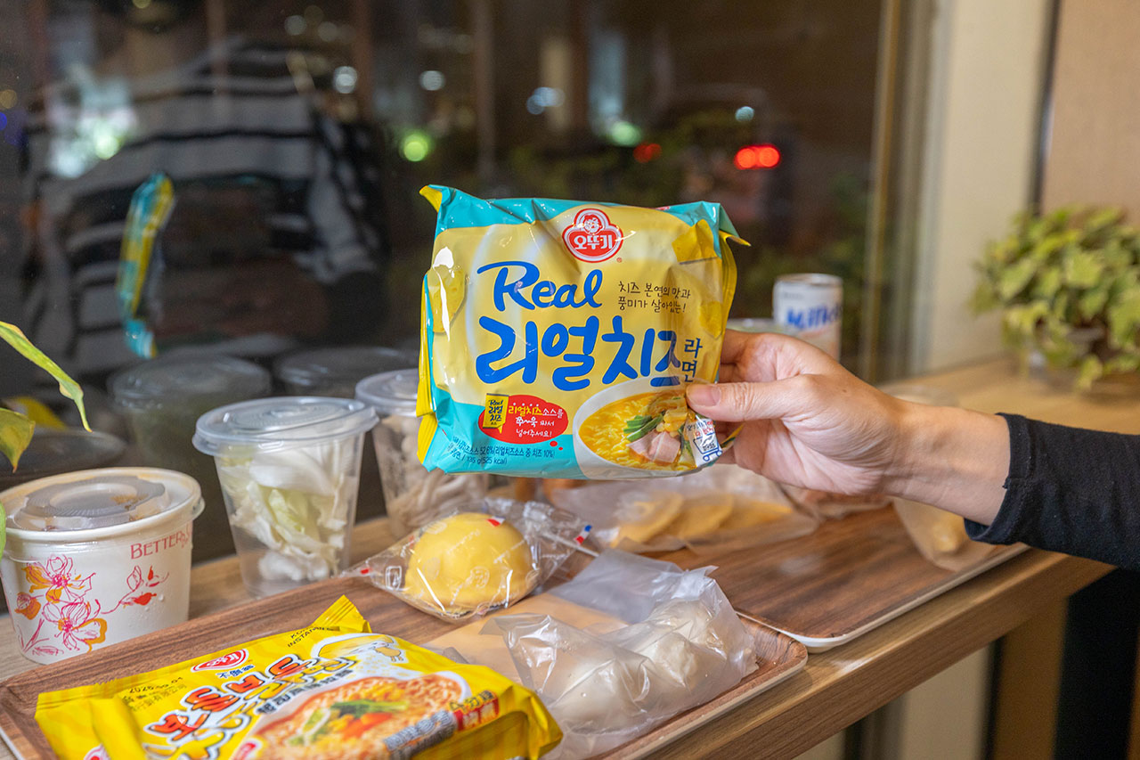 【台中北屯美食推薦】深夜食堂新選擇「遊盒麵崇德店」24小時自助韓式泡麵：10元起小菜！麻辣鴨血、爆漿甜點讓你吃好吃滿，必收台中深夜美食 219