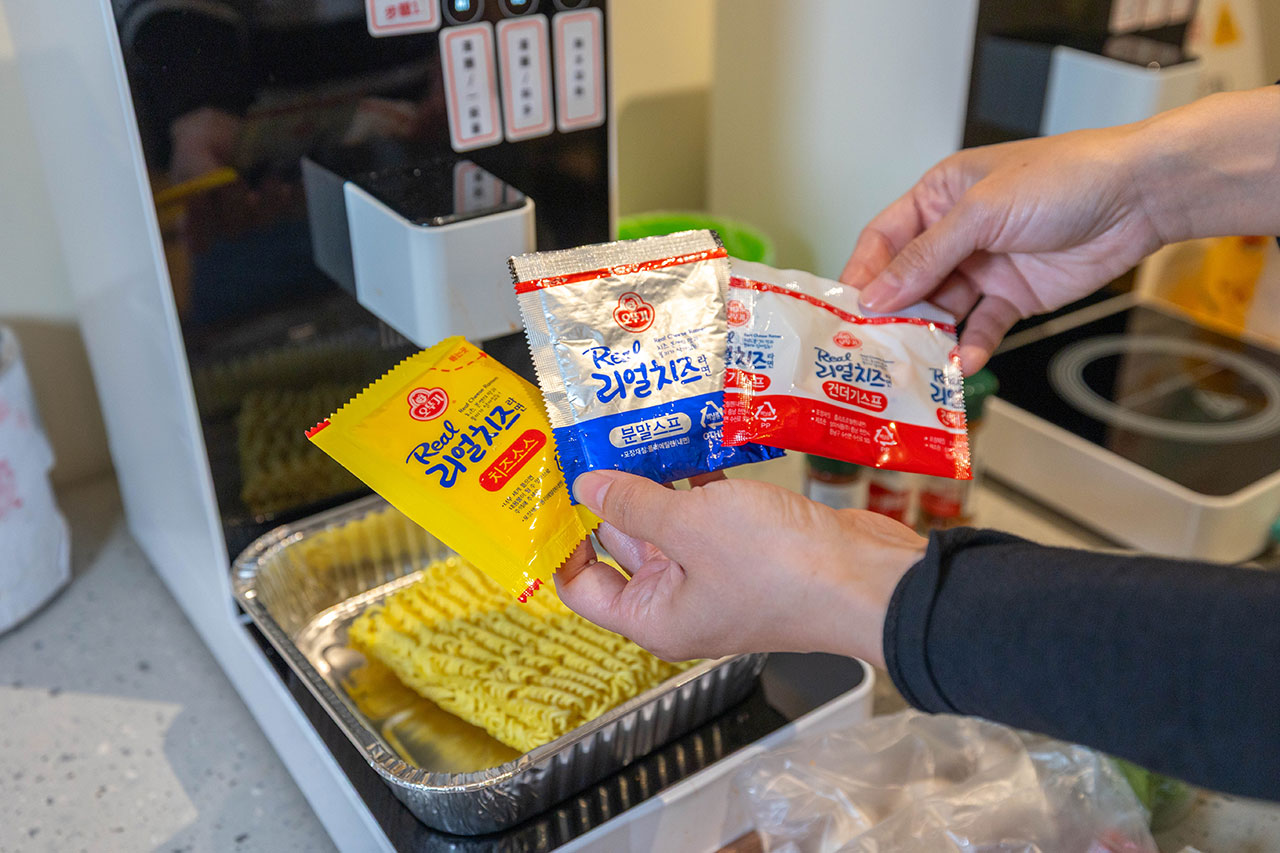 【台中北屯美食推薦】深夜食堂新選擇「遊盒麵崇德店」24小時自助韓式泡麵：10元起小菜！麻辣鴨血、爆漿甜點讓你吃好吃滿，必收台中深夜美食 221