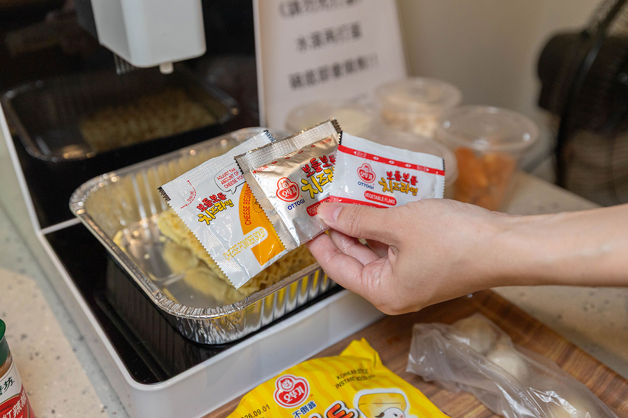 【台中北屯美食推薦】深夜食堂新選擇「遊盒麵崇德店」24小時自助韓式泡麵：10元起小菜！麻辣鴨血、爆漿甜點讓你吃好吃滿，必收台中深夜美食 207