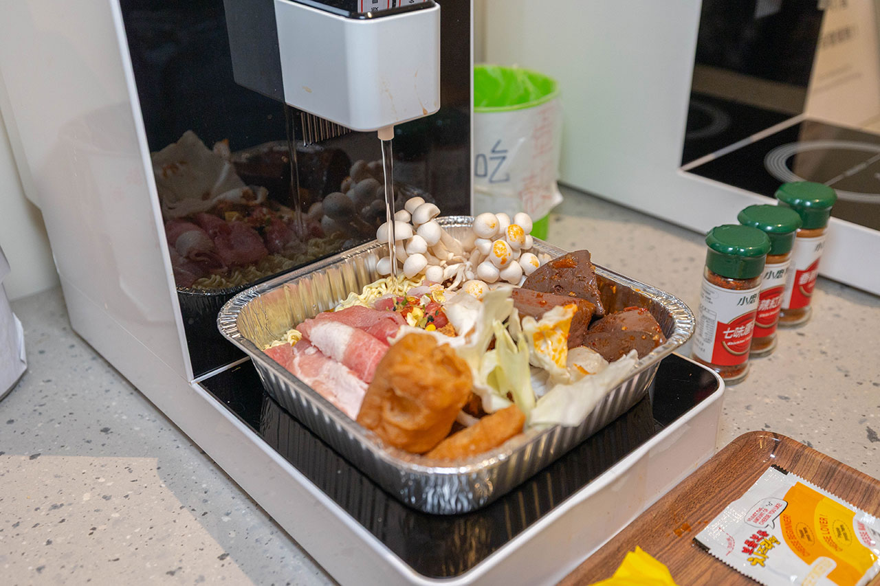【台中北屯美食推薦】深夜食堂新選擇「遊盒麵崇德店」24小時自助韓式泡麵：10元起小菜！麻辣鴨血、爆漿甜點讓你吃好吃滿，必收台中深夜美食 211