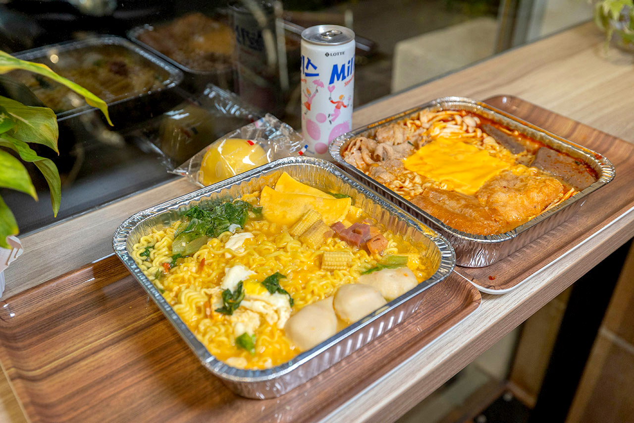 【台中北屯美食推薦】深夜食堂新選擇「遊盒麵崇德店」24小時自助韓式泡麵：10元起小菜！麻辣鴨血、爆漿甜點讓你吃好吃滿，必收台中深夜美食 203