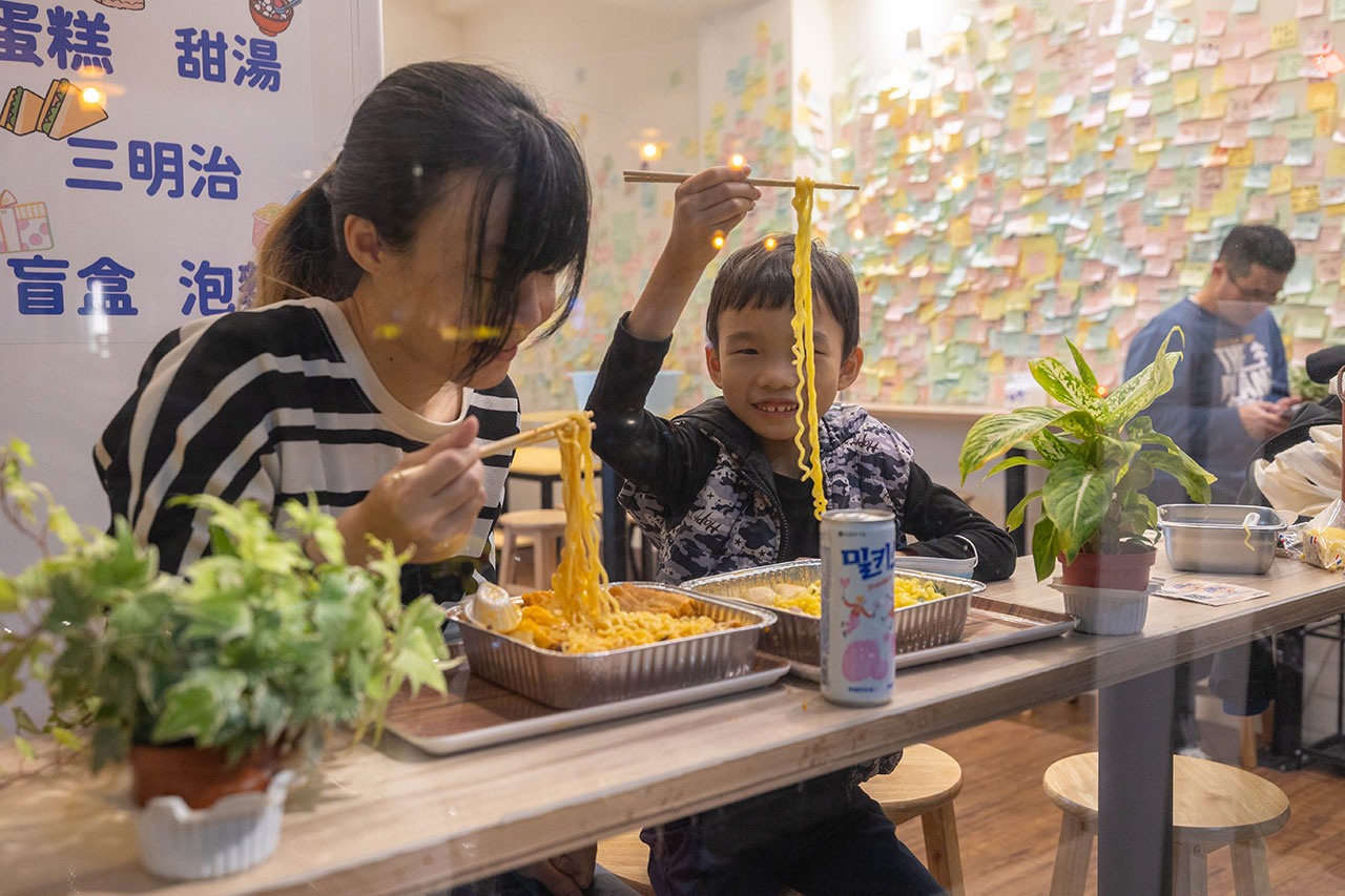 【台中北屯美食推薦】深夜食堂新選擇「遊盒麵崇德店」24小時自助韓式泡麵：10元起小菜！麻辣鴨血、爆漿甜點讓你吃好吃滿，必收台中深夜美食 231