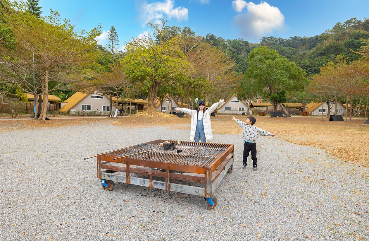 不遠山莊|苗栗三義超美台灣合掌村,露營野奢營火烤肉聚餐,跳跳床、滑梯,超美鹿角咖啡吃喝玩樂一次滿足!2026苗栗景點推薦 316 不遠山莊|苗栗三義超美台灣合掌村,露營野奢營火烤肉聚餐,跳跳床、滑梯,超美鹿角咖啡吃喝玩樂一次滿足!2026苗栗景點推薦 315
