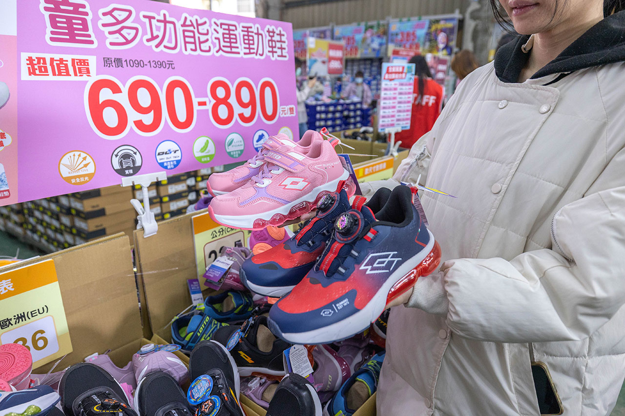 美力運動世界 台中中清特賣會開倉！童鞋、休閒鞋、戶外運動鞋早鳥全館下殺1折起，還有早鳥活動特賣金額再打8折，最新大雅鞋子特賣會報到！ 45