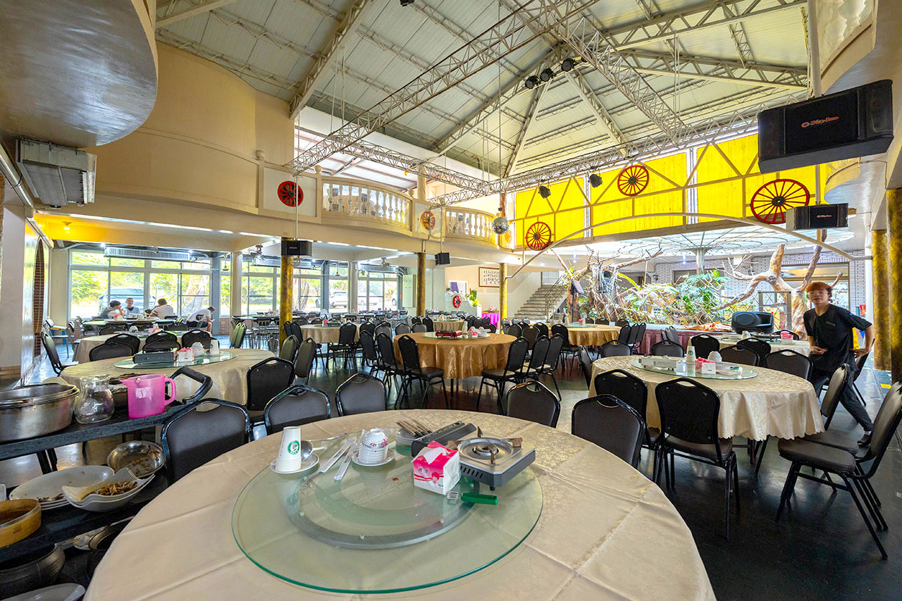 綠野山莊 花園餐廳，高雄隱藏版小火車送餐！爆汁鹽焗雞、超澎湃桌菜秘境，最新 2026 高雄合菜聚餐首選地圖 29