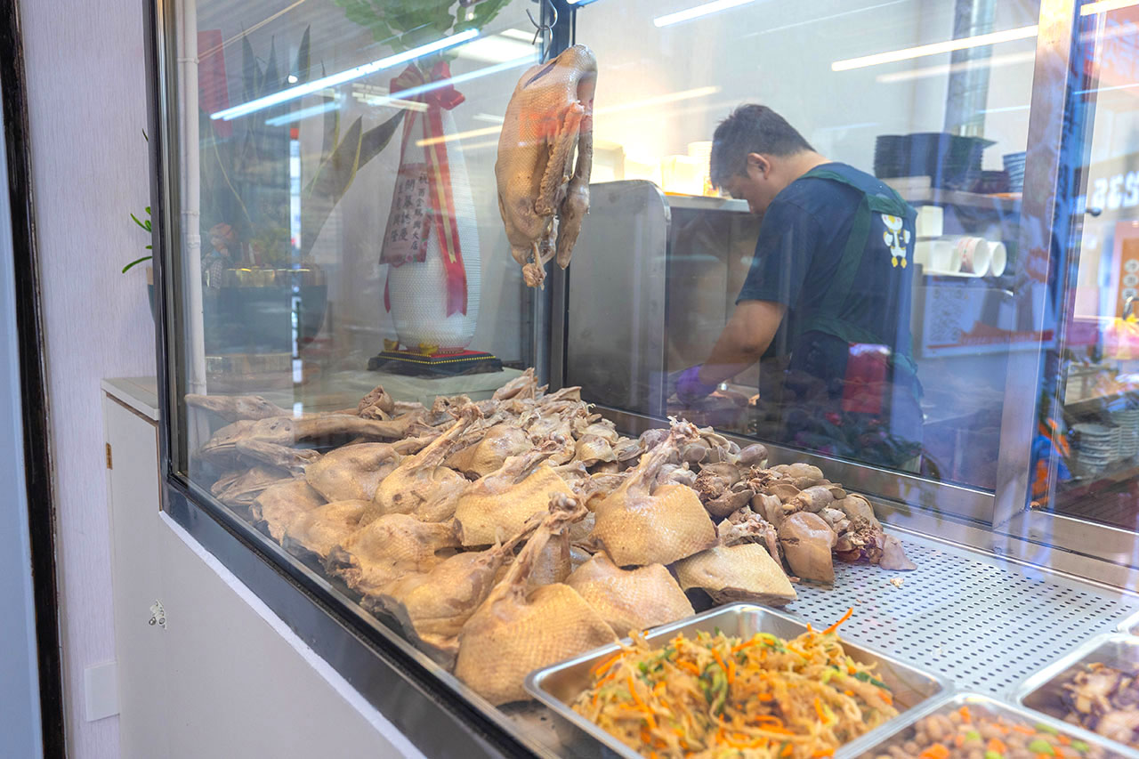 酉金鵝 興大店，最新台中美食報到！開幕期間全店 9 折起，超香無骨鵝肉飯、獨門涼拌小菜一吃上癮，必吃 2026 台中小吃推薦 877