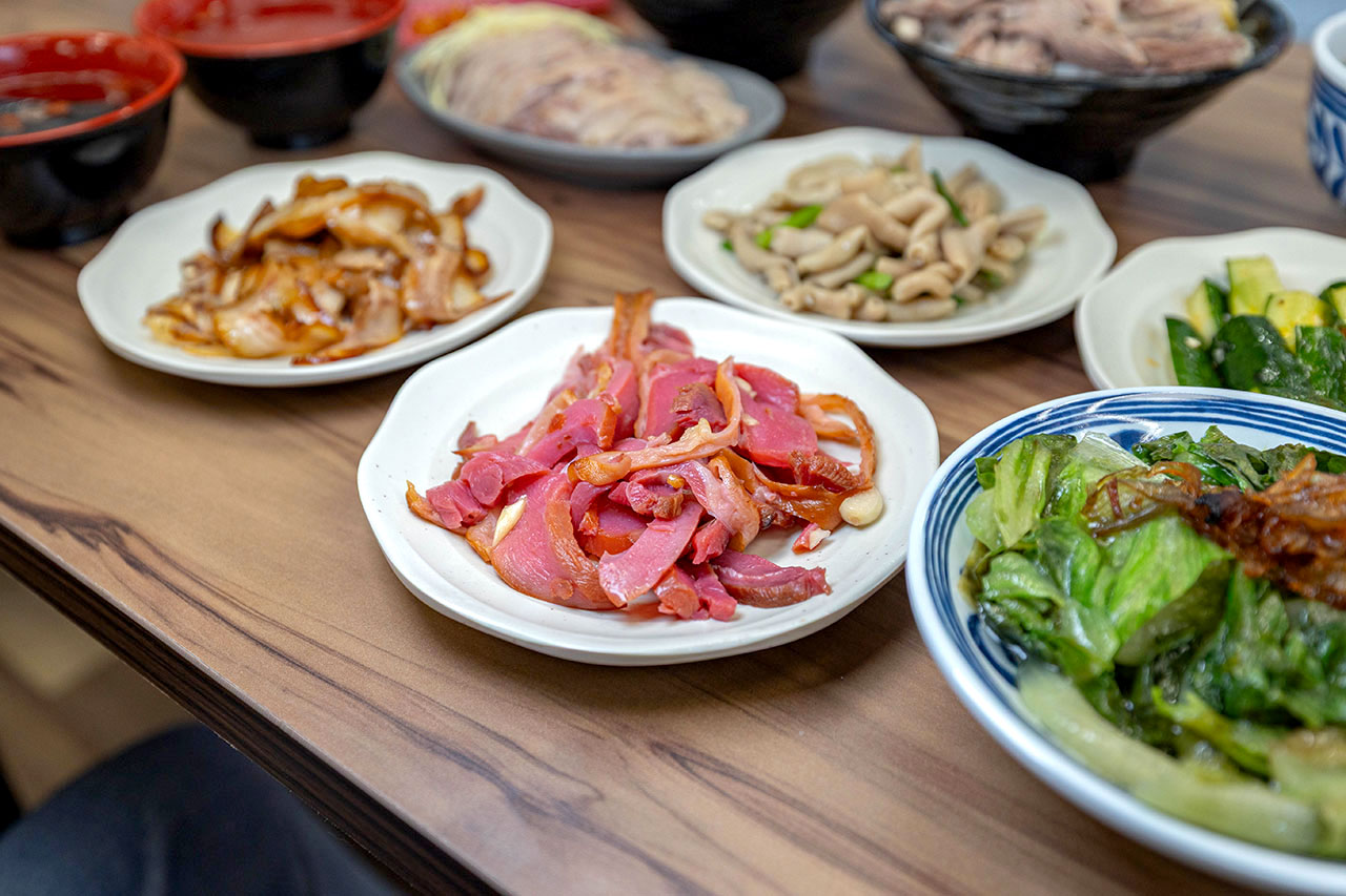 酉金鵝 興大店，最新台中美食報到！開幕期間全店 9 折起，超香無骨鵝肉飯、獨門涼拌小菜一吃上癮，必吃 2026 台中小吃推薦 907