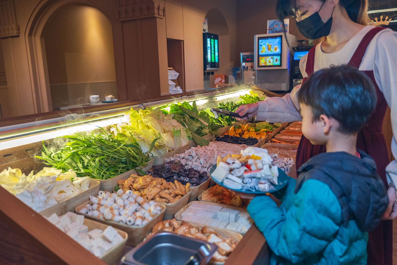 月團圓雞湯鍋 美術園道店|最新台中吃到飽火鍋40樣以上自助吧,超香皮蛋香菜火鍋一人就能獨享吃到飽,2026台中西區美食推薦 621 月團圓雞湯鍋 美術園道店|最新台中吃到飽火鍋40樣以上自助吧,超香皮蛋香菜火鍋一人就能獨享吃到飽,2026台中西區美食推薦 620