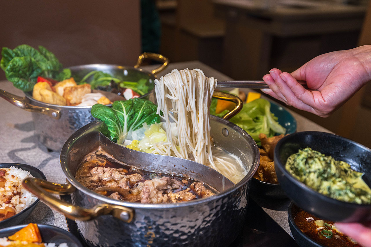 月團圓雞湯鍋 美術園道店|最新台中吃到飽火鍋40樣以上自助吧,超香皮蛋香菜火鍋一人就能獨享吃到飽,2026台中西區美食推薦 687 月團圓雞湯鍋 美術園道店|最新台中吃到飽火鍋40樣以上自助吧,超香皮蛋香菜火鍋一人就能獨享吃到飽,2026台中西區美食推薦 686