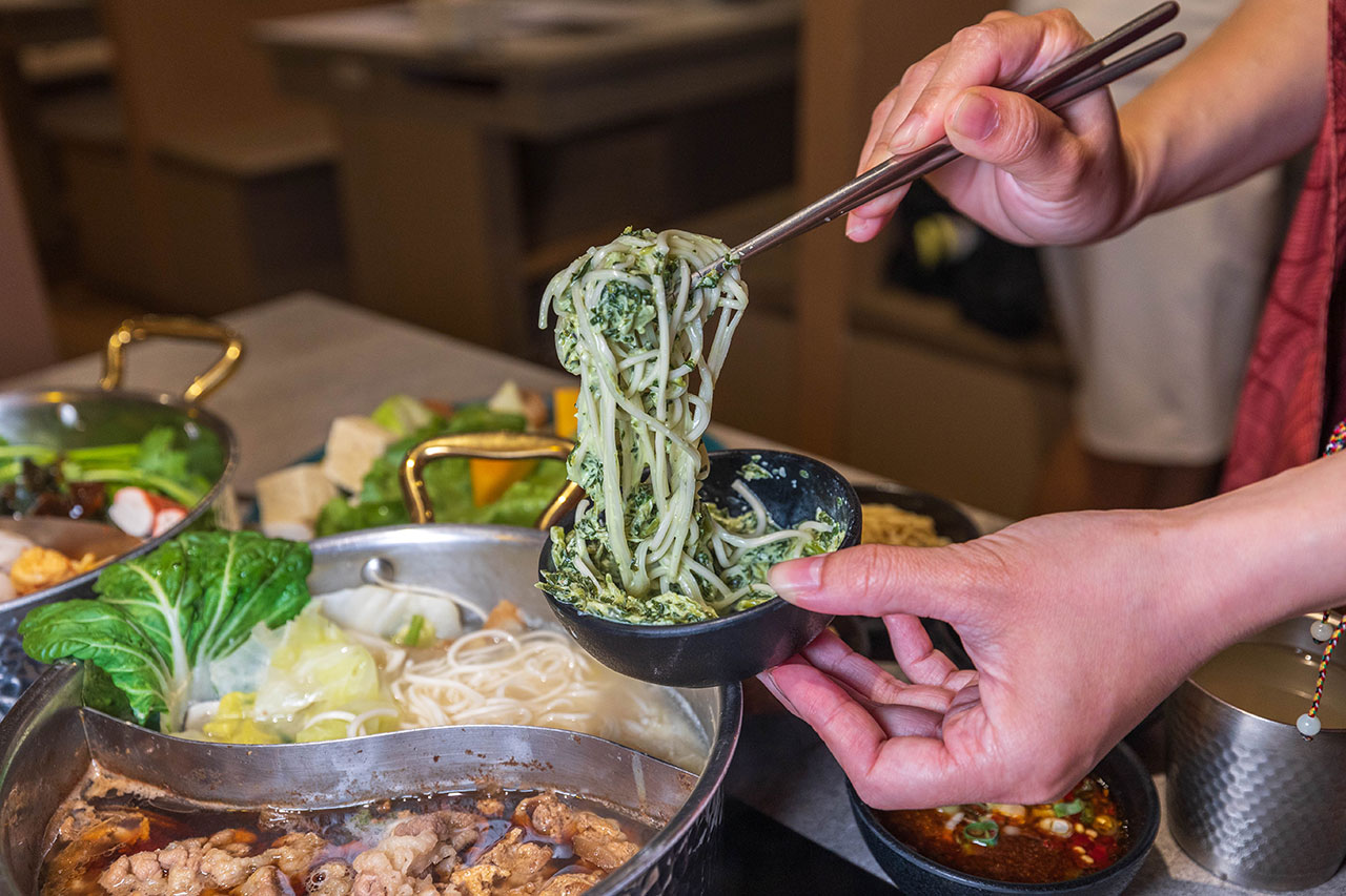 月團圓雞湯鍋 美術園道店｜最新台中吃到飽火鍋40樣以上自助吧，超香皮蛋香菜火鍋一人就能獨享吃到飽，2026台中西區美食推薦 688