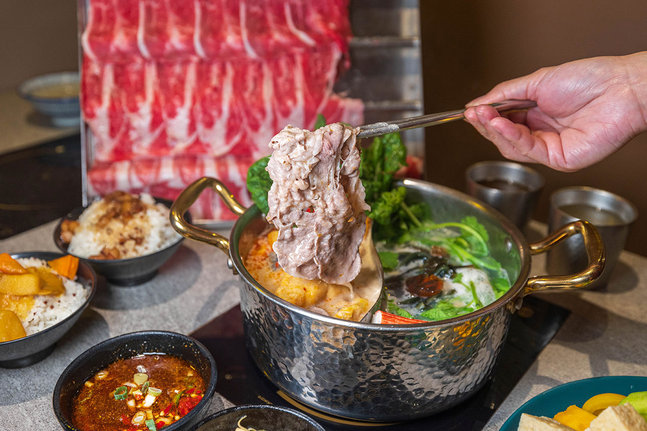 月團圓雞湯鍋 美術園道店|最新台中吃到飽火鍋40樣以上自助吧,超香皮蛋香菜火鍋一人就能獨享吃到飽,2026台中西區美食推薦 677 月團圓雞湯鍋 美術園道店|最新台中吃到飽火鍋40樣以上自助吧,超香皮蛋香菜火鍋一人就能獨享吃到飽,2026台中西區美食推薦 676