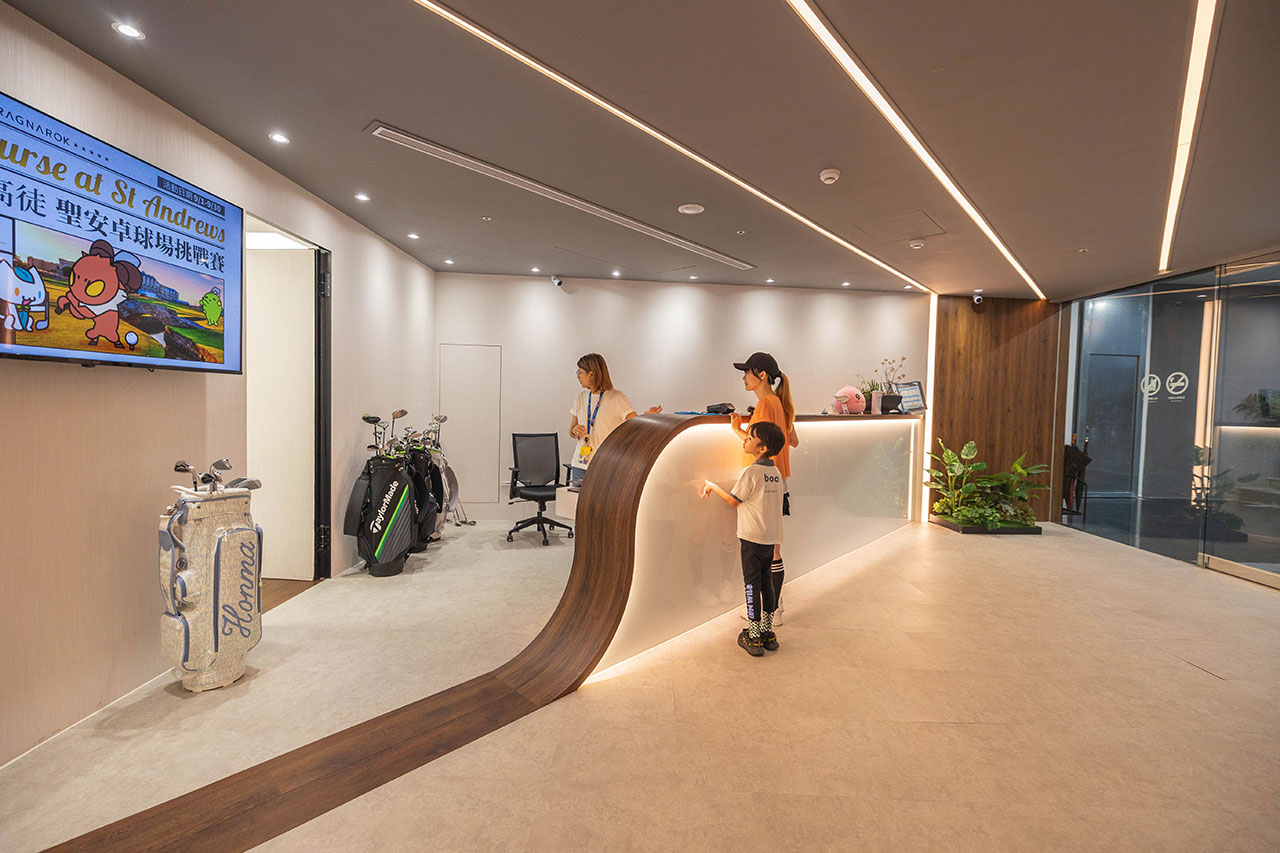 GOLF MONSTERS｜室內竟然也能打高爾夫！最新2025台北松山區景點推薦，聯誼、團建、商務聚會超時尚都會運動，不怕風吹雨淋的台北高爾夫球場推薦 5
