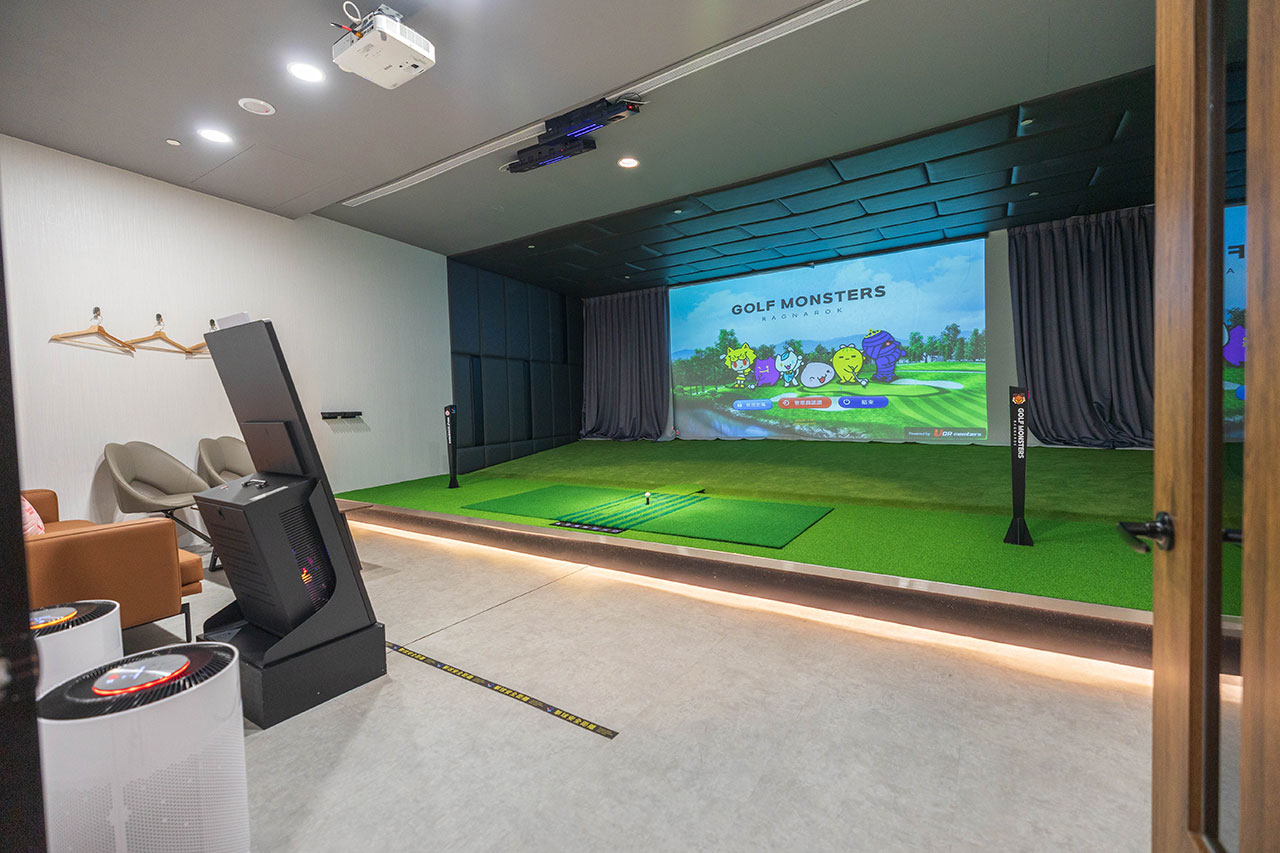 GOLF MONSTERS｜室內竟然也能打高爾夫！最新2025台北松山區景點推薦，聯誼、團建、商務聚會超時尚都會運動，不怕風吹雨淋的台北高爾夫球場推薦 15