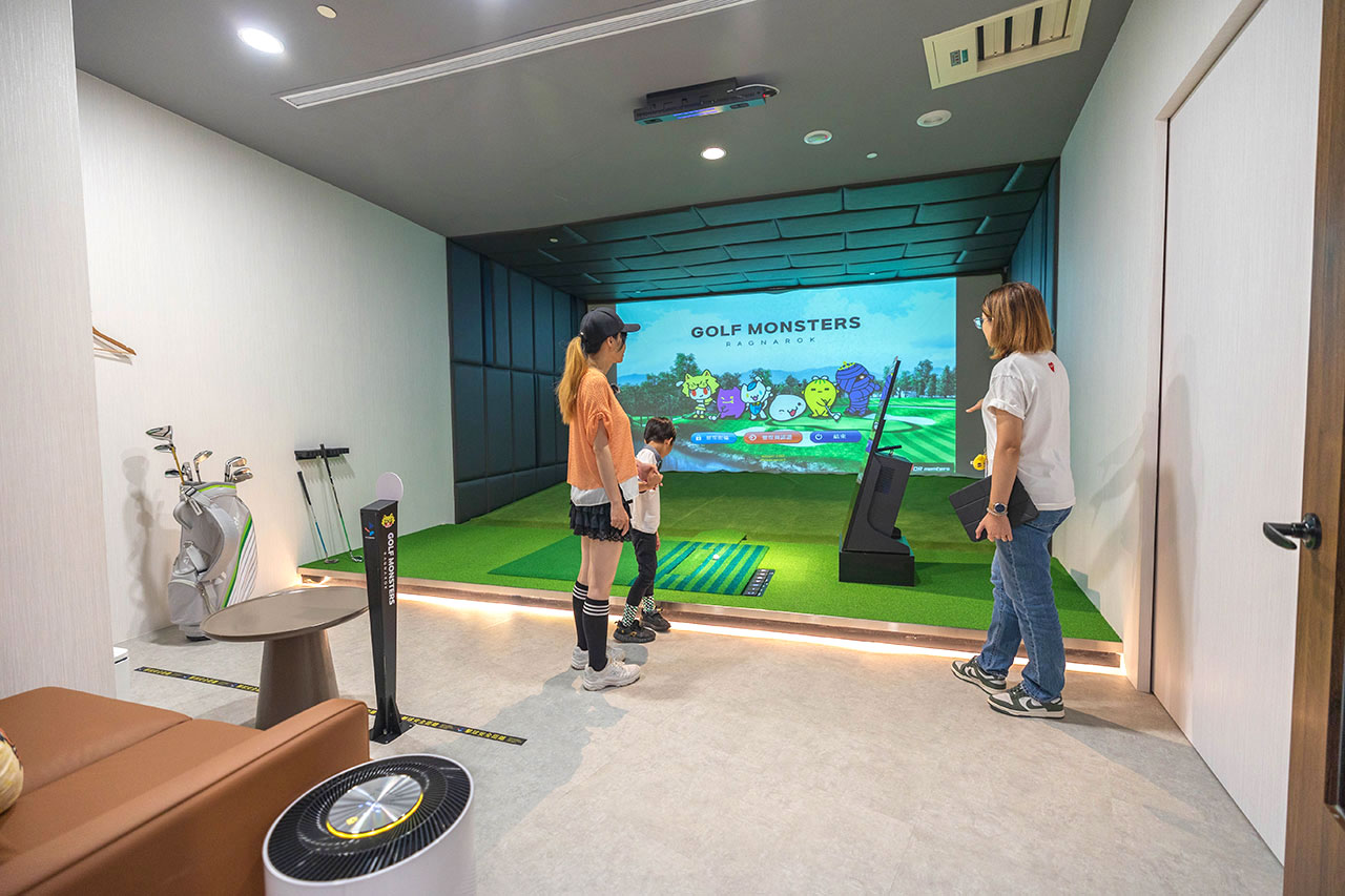 GOLF MONSTERS｜室內竟然也能打高爾夫！最新2025台北松山區景點推薦，聯誼、團建、商務聚會超時尚都會運動，不怕風吹雨淋的台北高爾夫球場推薦 19