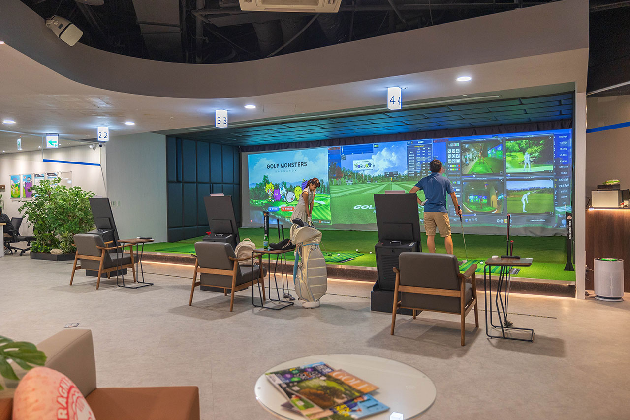 GOLF MONSTERS｜室內竟然也能打高爾夫！最新2025台北松山區景點推薦，聯誼、團建、商務聚會超時尚都會運動，不怕風吹雨淋的台北高爾夫球場推薦 99