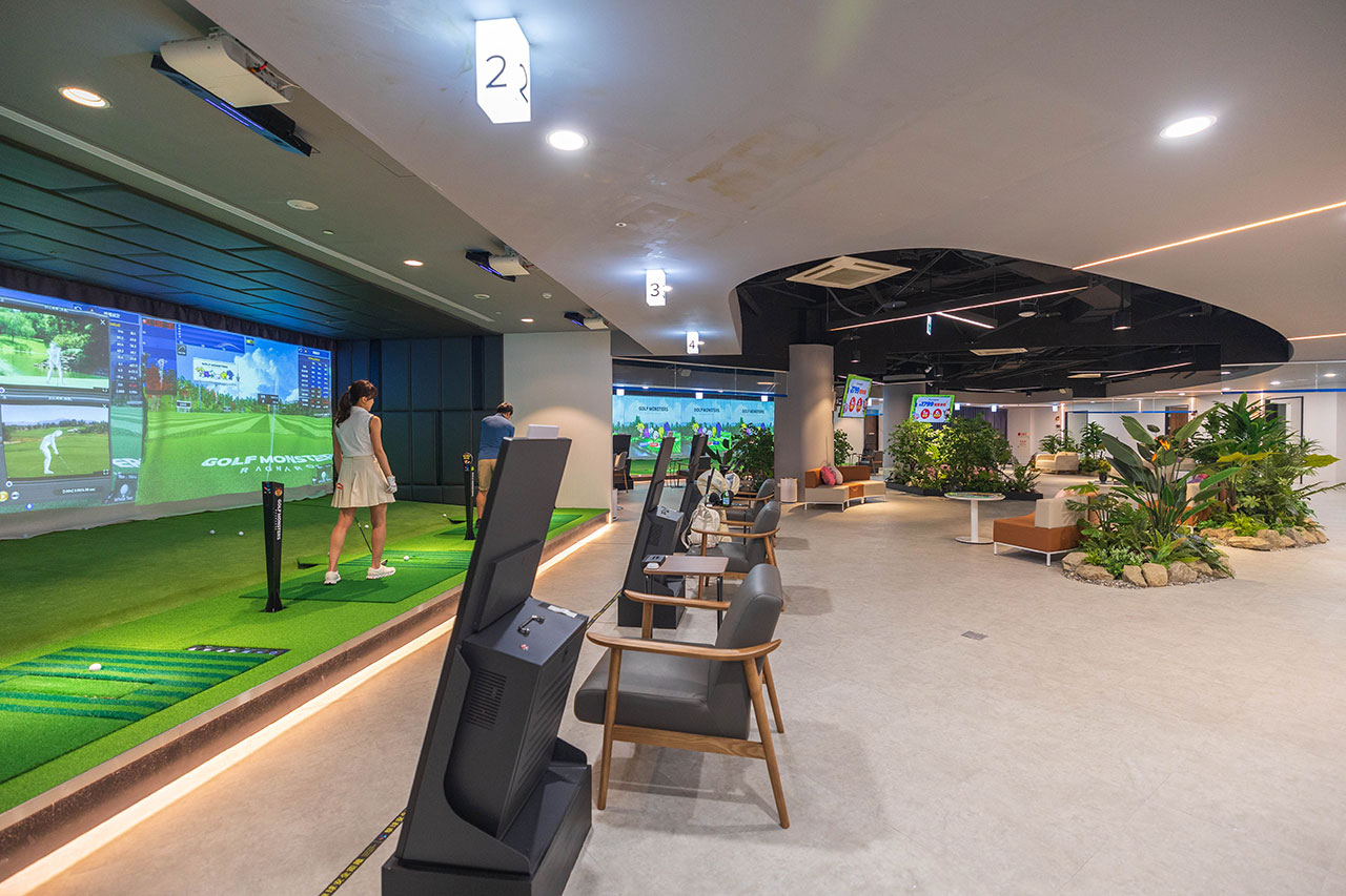 GOLF MONSTERS｜室內竟然也能打高爾夫！最新2025台北松山區景點推薦，聯誼、團建、商務聚會超時尚都會運動，不怕風吹雨淋的台北高爾夫球場推薦 9