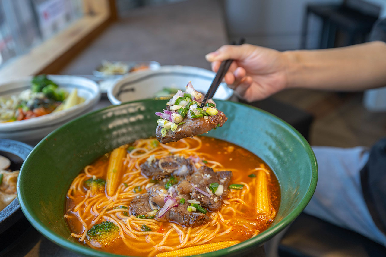 阿里郎食堂|台中竟然有這間韓式麵店,比臉大牛小排加麵免費再送小菜!最新台中中科博館美食推薦,2025台中西區美食推薦 18 阿里郎食堂|台中竟然有這間韓式麵店,比臉大牛小排加麵免費再送小菜!最新台中中科博館美食推薦,2025台中西區美食推薦 17