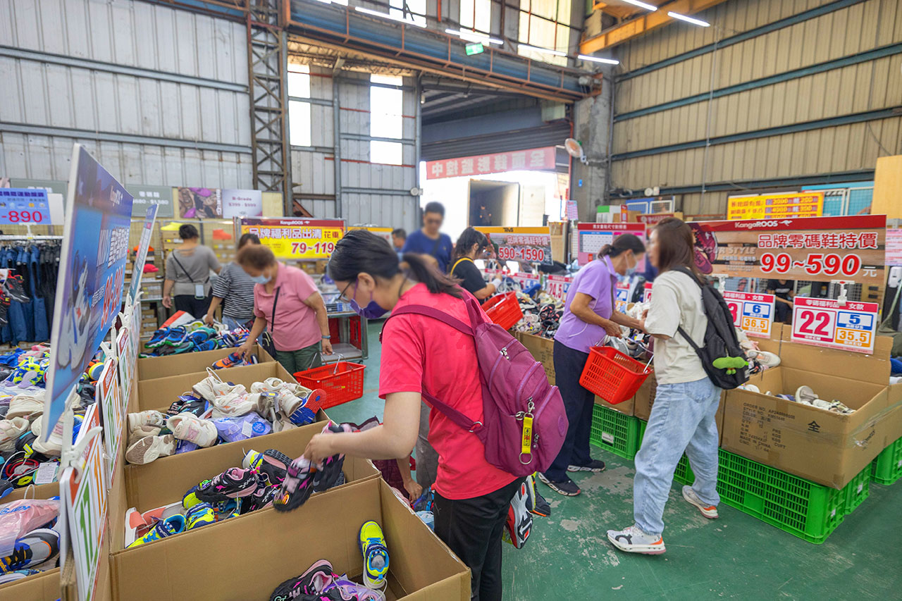 美力運動世界台中中清特賣會報到!全館下殺1折起童鞋、運動鞋、工作鞋都超便宜,前30名早鳥再享7折,還有超多買一送一活動!大雅鞋子特賣會來啦~ 38 美力運動世界台中中清特賣會報到!全館下殺1折起童鞋、運動鞋、工作鞋都超便宜,前30名早鳥再享7折,還有超多買一送一活動!大雅鞋子特賣會來啦~ 37