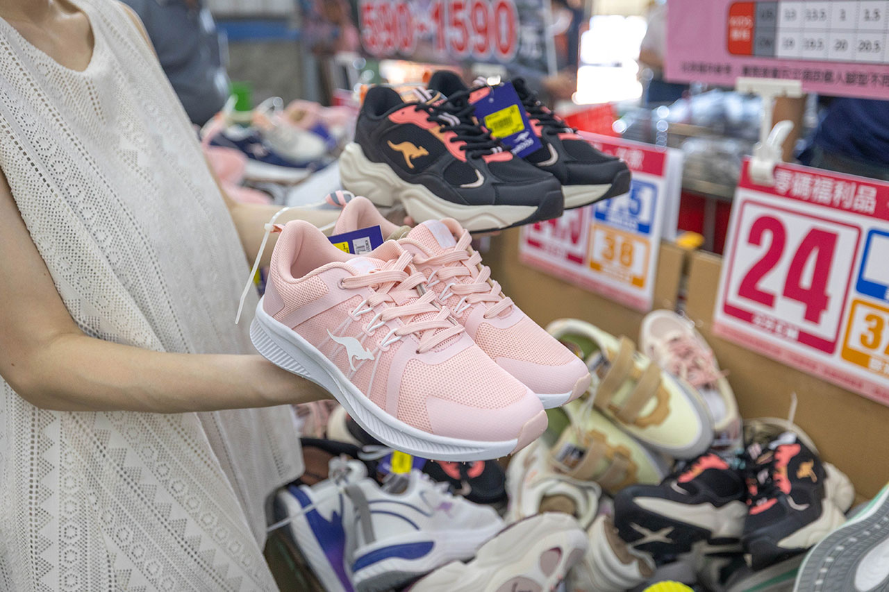 美力運動世界台中中清特賣會報到!全館下殺1折起童鞋、運動鞋、工作鞋都超便宜,前30名早鳥再享7折,還有超多買一送一活動!大雅鞋子特賣會來啦~ 46 美力運動世界台中中清特賣會報到!全館下殺1折起童鞋、運動鞋、工作鞋都超便宜,前30名早鳥再享7折,還有超多買一送一活動!大雅鞋子特賣會來啦~ 45