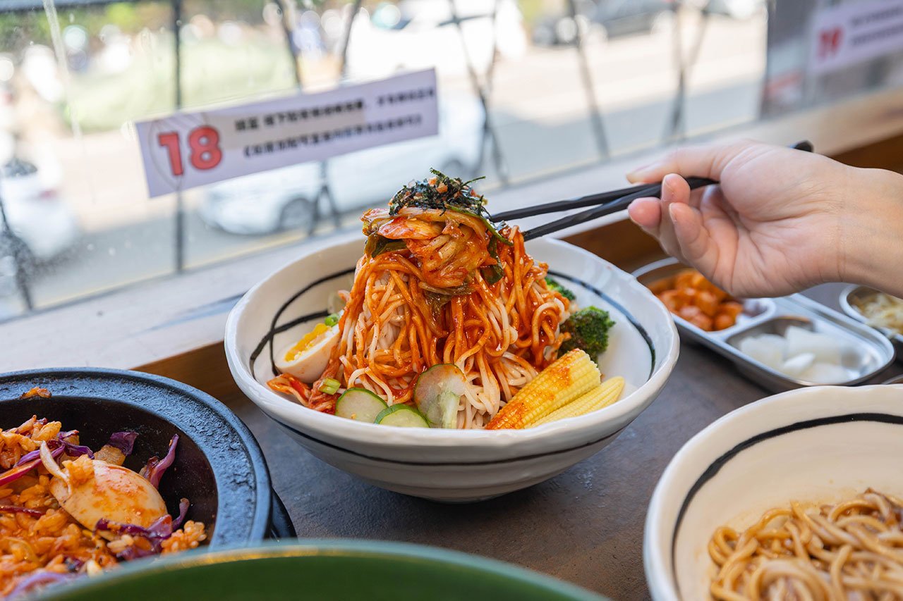 阿里郎食堂|台中竟然有這間韓式麵店,比臉大牛小排加麵免費再送小菜!最新台中中科博館美食推薦,2025台中西區美食推薦 28 阿里郎食堂|台中竟然有這間韓式麵店,比臉大牛小排加麵免費再送小菜!最新台中中科博館美食推薦,2025台中西區美食推薦 27