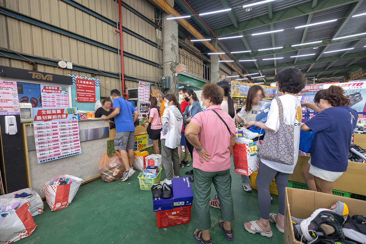 美力運動世界台中中清特賣會報到!全館下殺1折起童鞋、運動鞋、工作鞋都超便宜,前30名早鳥再享7折,還有超多買一送一活動!大雅鞋子特賣會來啦~ 12 美力運動世界台中中清特賣會報到!全館下殺1折起童鞋、運動鞋、工作鞋都超便宜,前30名早鳥再享7折,還有超多買一送一活動!大雅鞋子特賣會來啦~ 11