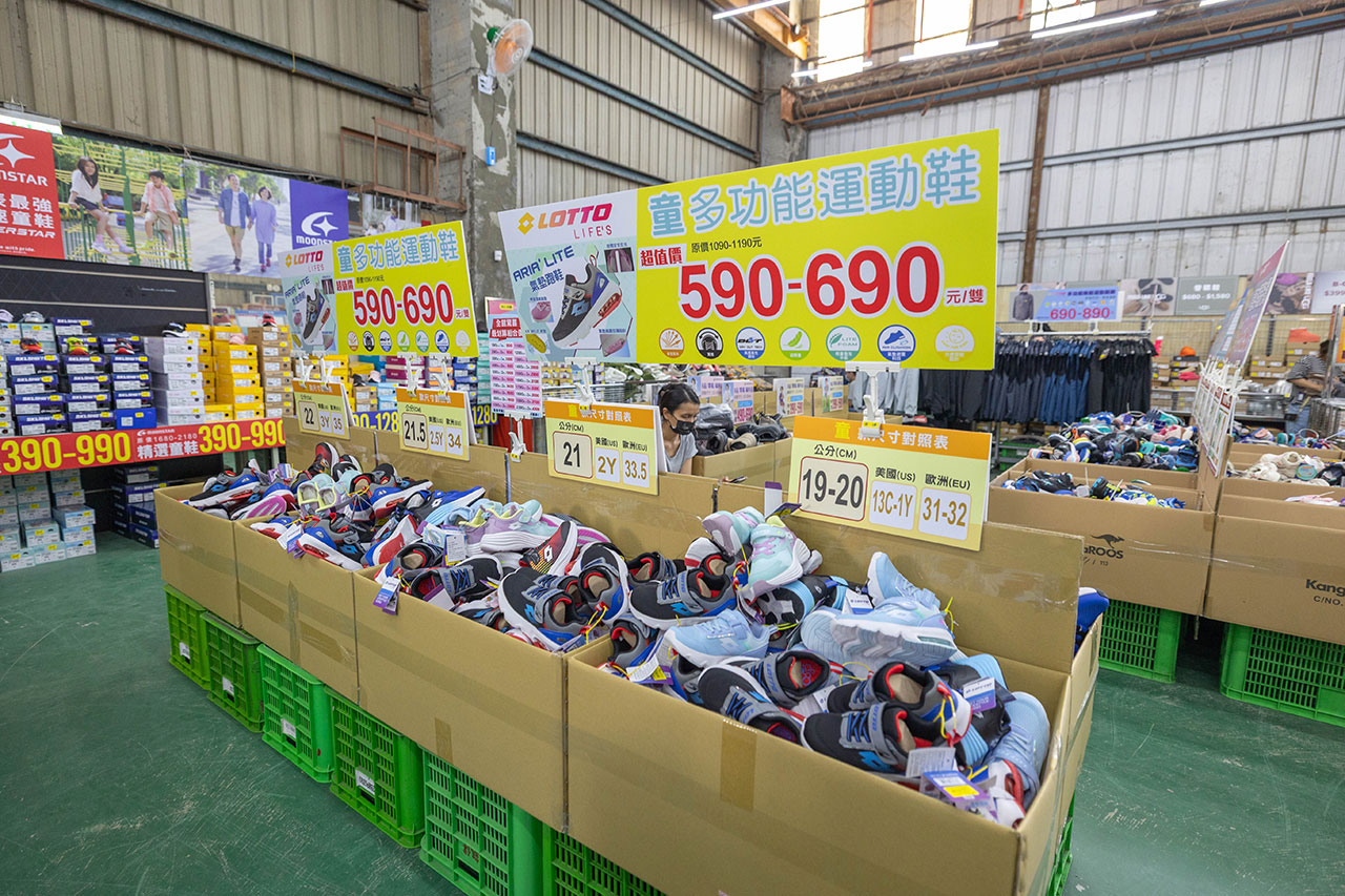 美力運動世界台中中清特賣會報到!全館下殺1折起童鞋、運動鞋、工作鞋都超便宜,前30名早鳥再享7折,還有超多買一送一活動!大雅鞋子特賣會來啦~ 78 美力運動世界台中中清特賣會報到!全館下殺1折起童鞋、運動鞋、工作鞋都超便宜,前30名早鳥再享7折,還有超多買一送一活動!大雅鞋子特賣會來啦~ 77