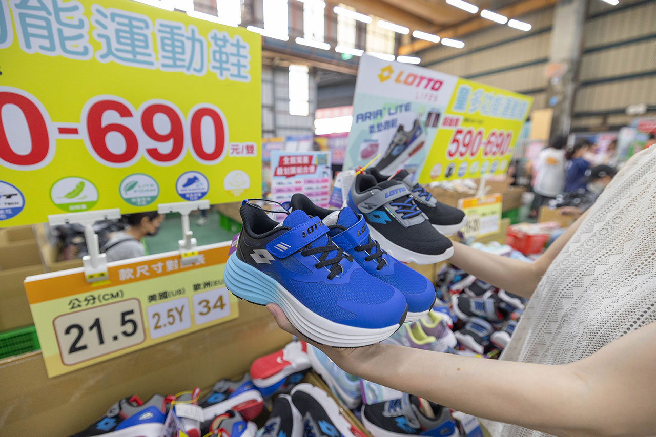 美力運動世界台中中清特賣會報到!全館下殺1折起童鞋、運動鞋、工作鞋都超便宜,前30名早鳥再享7折,還有超多買一送一活動!大雅鞋子特賣會來啦~ 80 美力運動世界台中中清特賣會報到!全館下殺1折起童鞋、運動鞋、工作鞋都超便宜,前30名早鳥再享7折,還有超多買一送一活動!大雅鞋子特賣會來啦~ 79