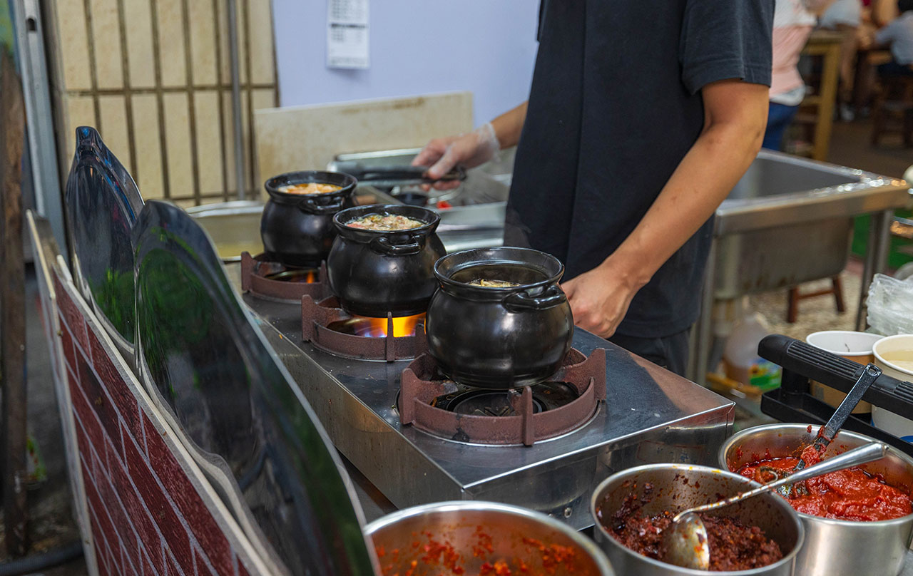 川麵道北平店｜台中正宗四川味罐罐米線，7種特調湯頭獨特泡椒辛香料陶罐燉煮砂鍋，一吃上癮的台中北屯美食推薦