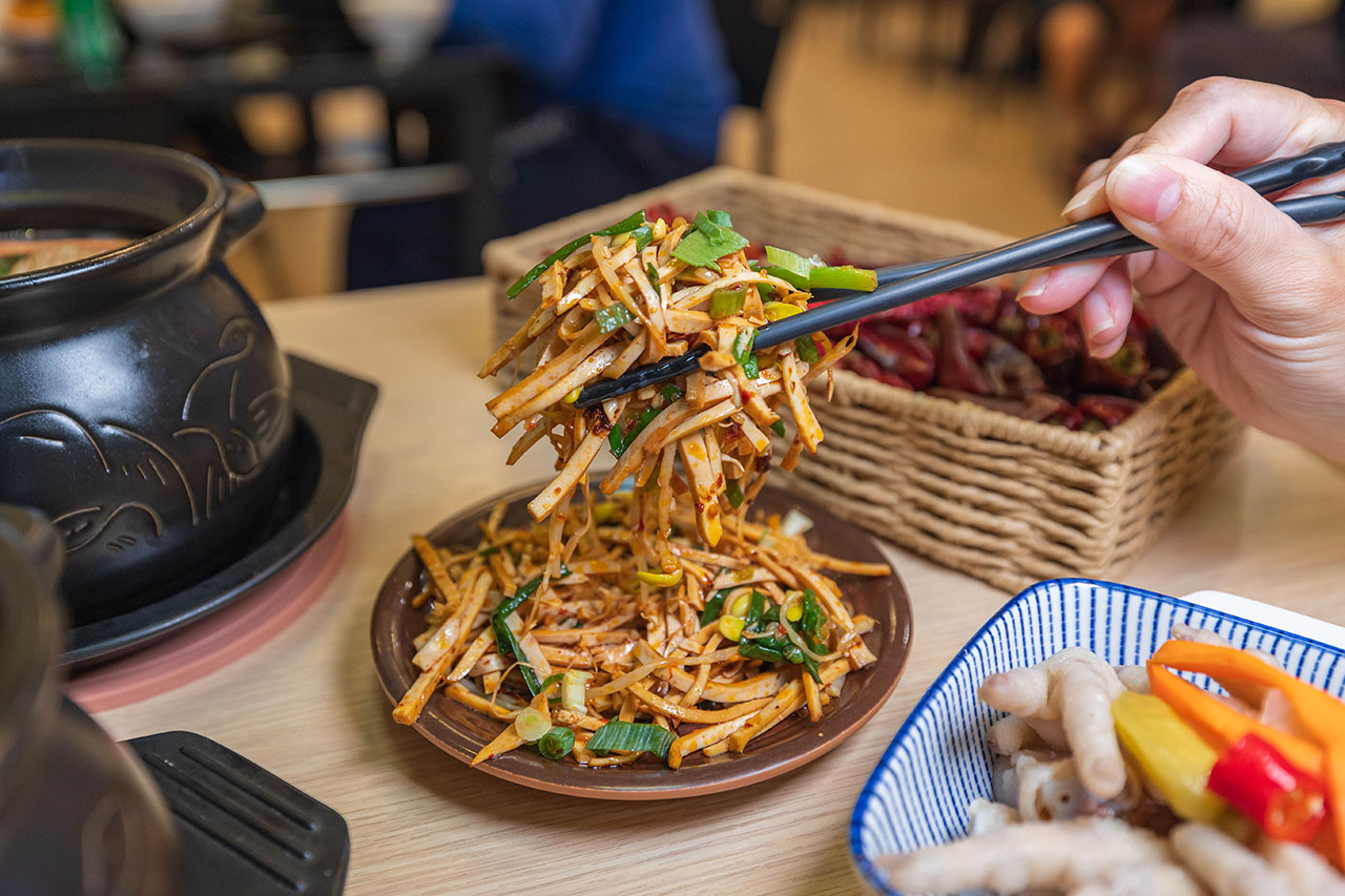 川麵道北平店｜台中正宗四川味罐罐米線，7種特調湯頭獨特泡椒辛香料陶罐燉煮砂鍋，一吃上癮的台中北屯美食推薦