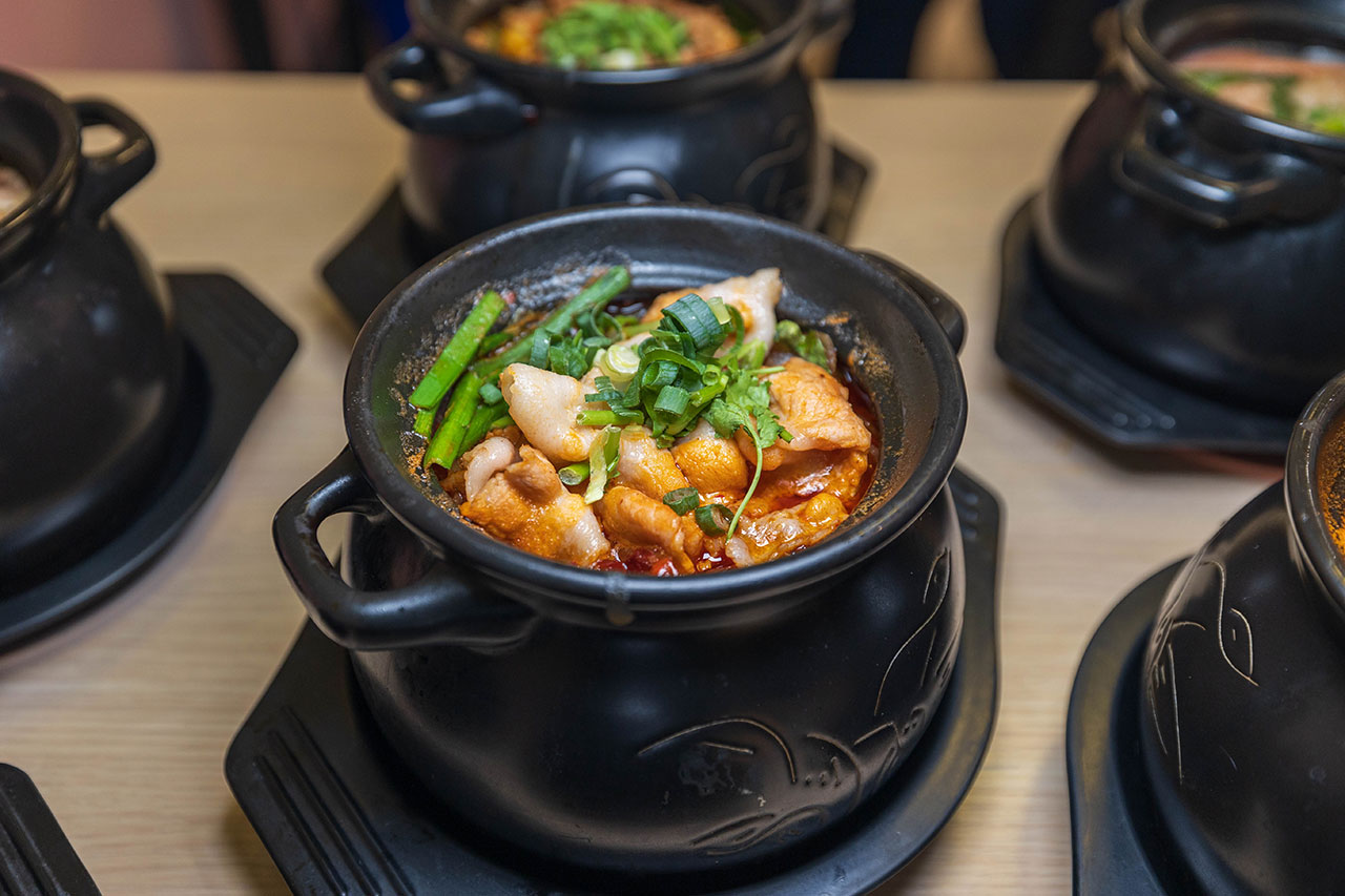 川麵道北平店｜台中正宗四川味罐罐米線，7種特調湯頭獨特泡椒辛香料陶罐燉煮砂鍋，一吃上癮的台中北屯美食推薦