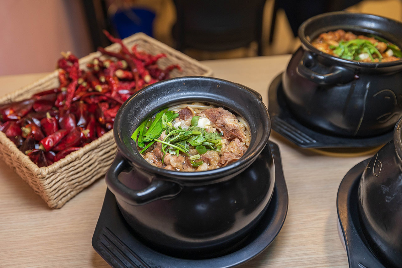 川麵道北平店｜台中正宗四川味罐罐米線，7種特調湯頭獨特泡椒辛香料陶罐燉煮砂鍋，一吃上癮的台中北屯美食推薦