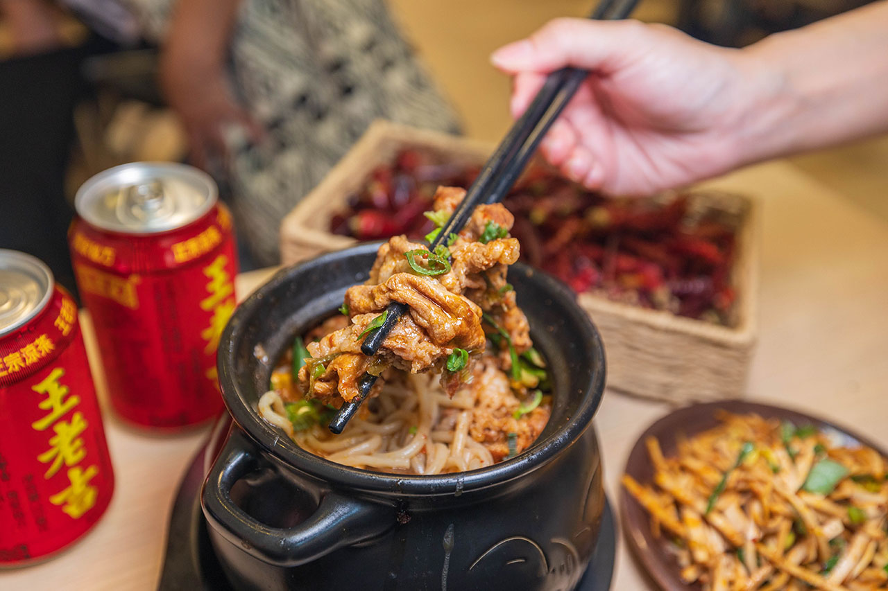 川麵道北平店｜台中正宗四川味罐罐米線，7種特調湯頭獨特泡椒辛香料陶罐燉煮砂鍋，一吃上癮的台中北屯美食推薦