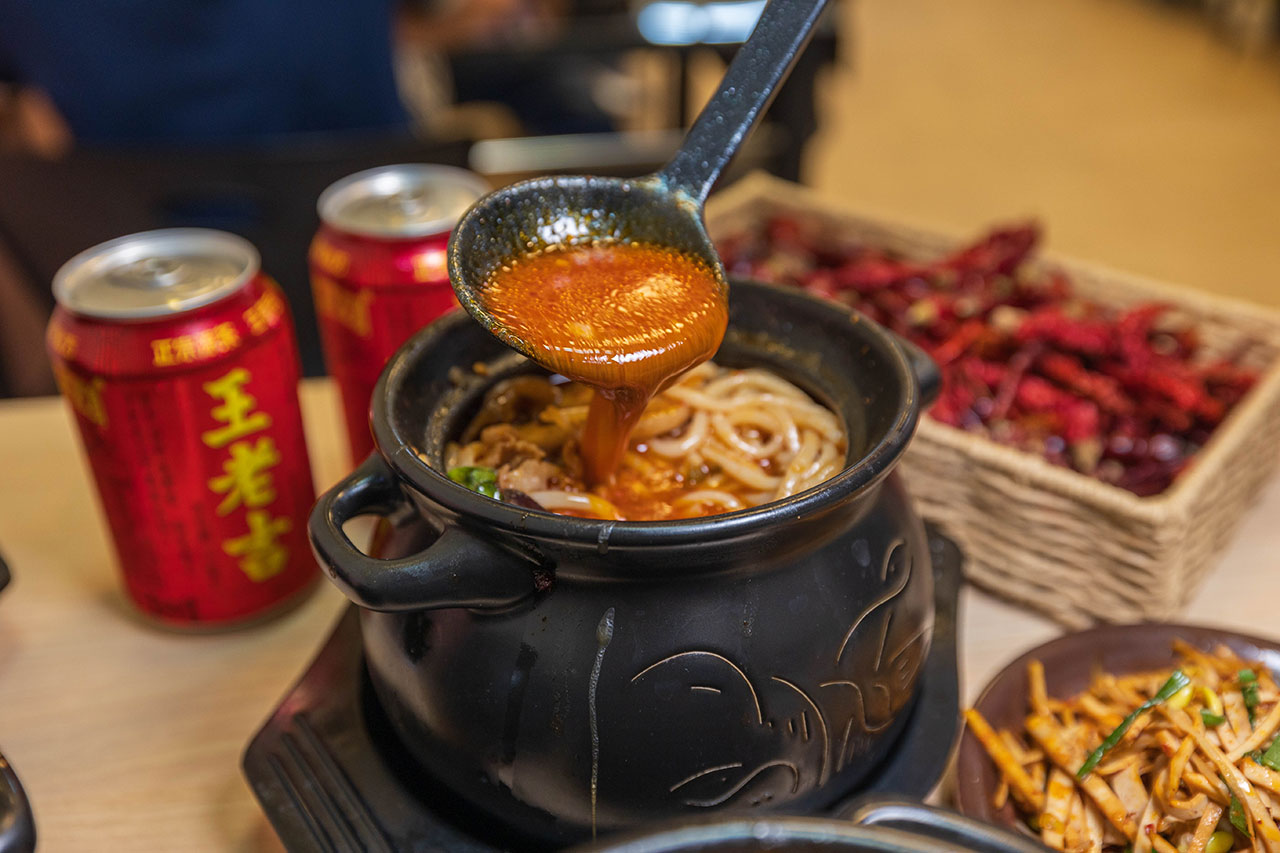 川麵道北平店｜台中正宗四川味罐罐米線，7種特調湯頭獨特泡椒辛香料陶罐燉煮砂鍋，一吃上癮的台中北屯美食推薦