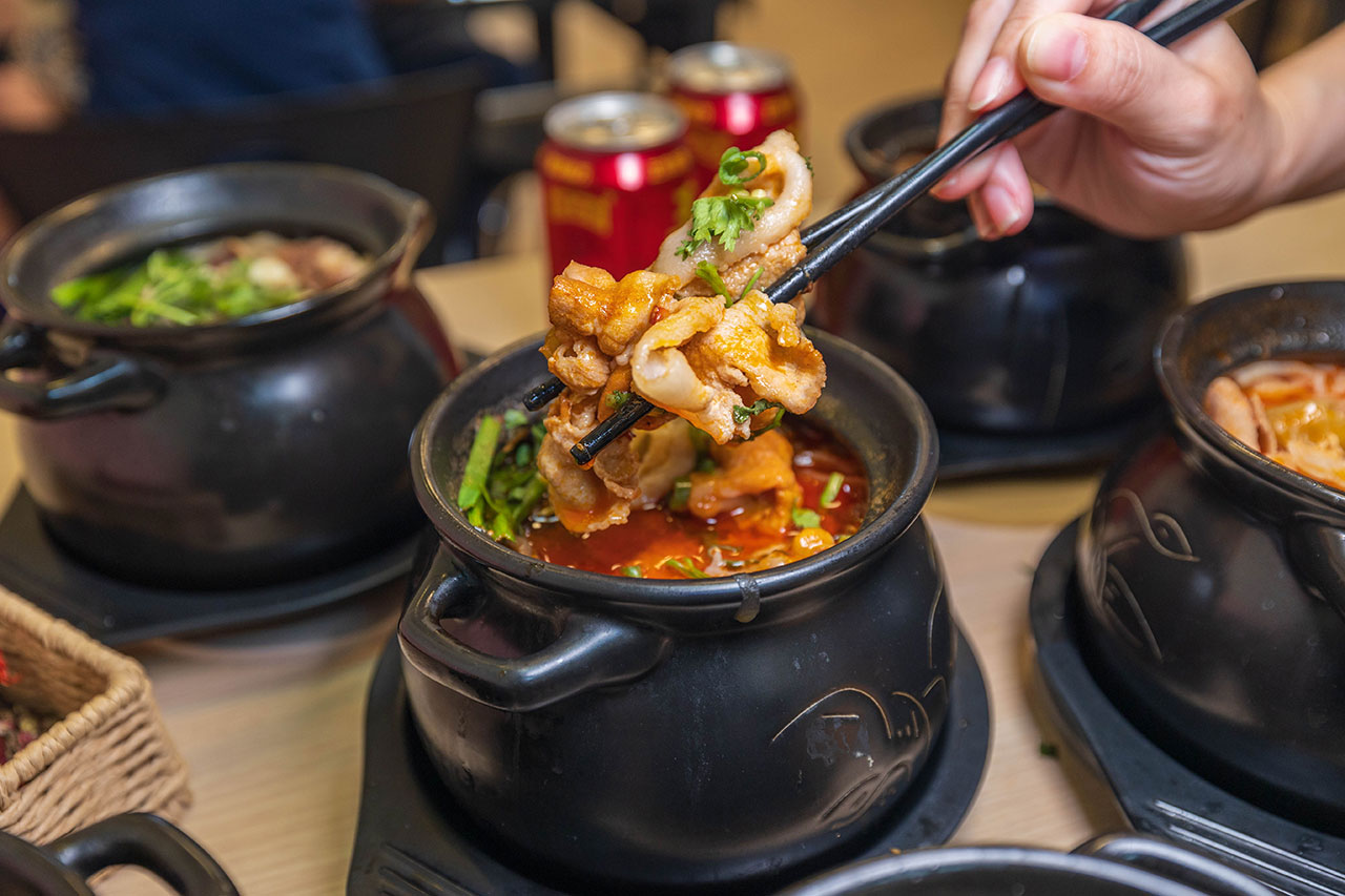 川麵道北平店｜台中正宗四川味罐罐米線，7種特調湯頭獨特泡椒辛香料陶罐燉煮砂鍋，一吃上癮的台中北屯美食推薦