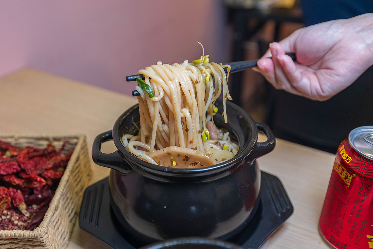川麵道北平店｜台中正宗四川味罐罐米線，7種特調湯頭獨特泡椒辛香料陶罐燉煮砂鍋，一吃上癮的台中北屯美食推薦