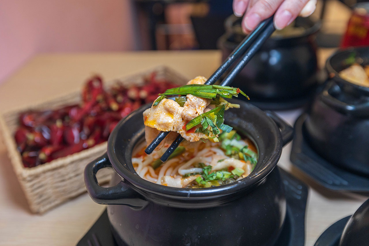 川麵道北平店｜台中正宗四川味罐罐米線，7種特調湯頭獨特泡椒辛香料陶罐燉煮砂鍋，一吃上癮的台中北屯美食推薦