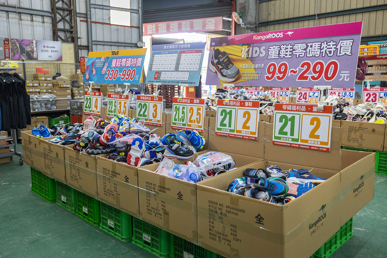 美力運動世界台中中清特賣會報到!全館下殺1折起童鞋、運動鞋、工作鞋都超便宜,前30名早鳥再享7折,還有超多買一送一活動!大雅鞋子特賣會來啦~ 40 美力運動世界台中中清特賣會報到!全館下殺1折起童鞋、運動鞋、工作鞋都超便宜,前30名早鳥再享7折,還有超多買一送一活動!大雅鞋子特賣會來啦~ 39