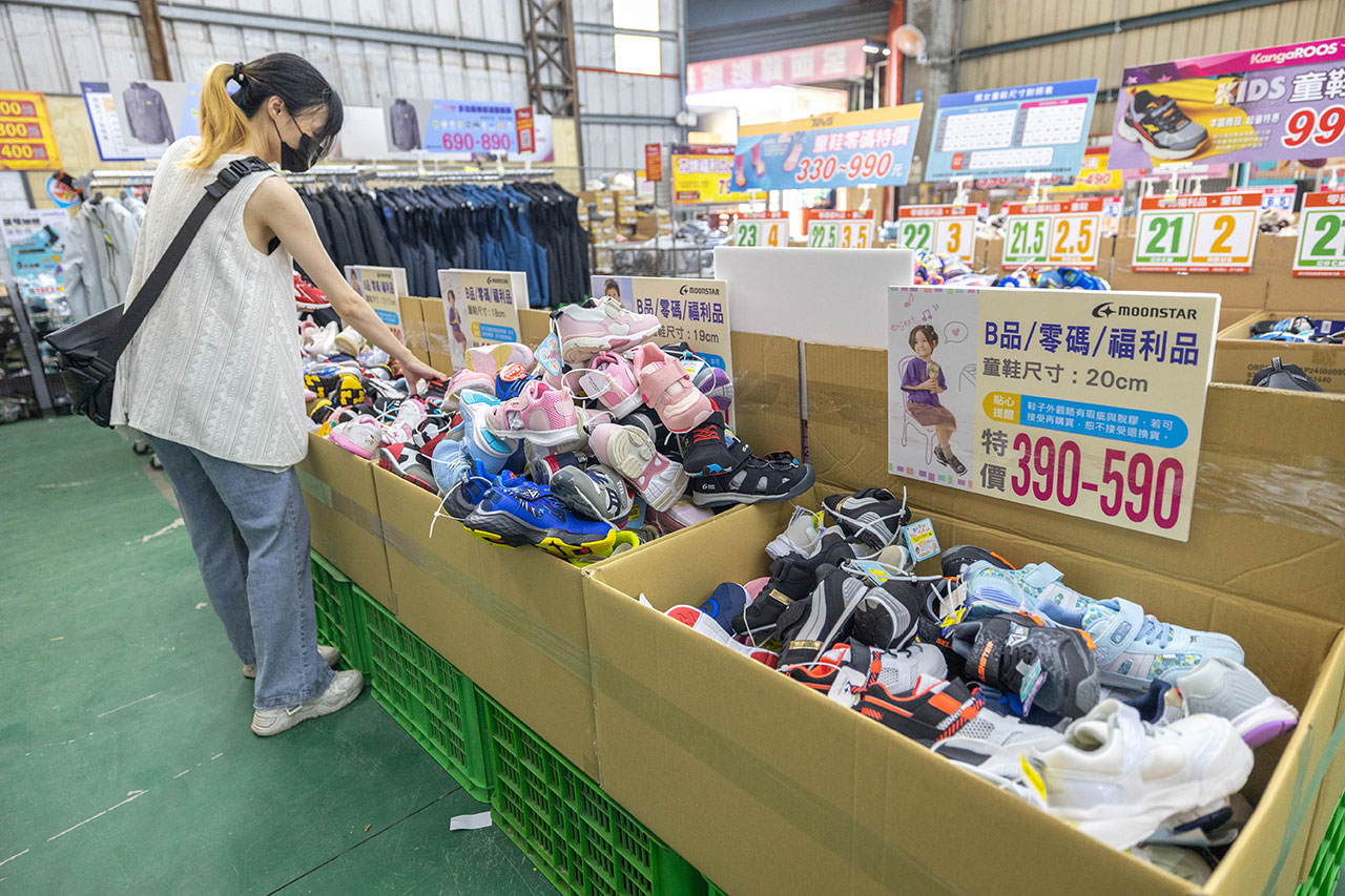 美力運動世界台中中清特賣會報到!全館下殺1折起童鞋、運動鞋、工作鞋都超便宜,前30名早鳥再享7折,還有超多買一送一活動!大雅鞋子特賣會來啦~ 32 美力運動世界台中中清特賣會報到!全館下殺1折起童鞋、運動鞋、工作鞋都超便宜,前30名早鳥再享7折,還有超多買一送一活動!大雅鞋子特賣會來啦~ 31