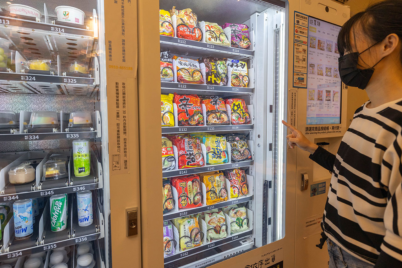 【台中北屯美食推薦】深夜食堂新選擇「遊盒麵崇德店」24小時自助韓式泡麵:10元起小菜!麻辣鴨血、爆漿甜點讓你吃好吃滿,必收台中深夜美食1 【台中北屯美食推薦】深夜食堂新選擇「遊盒麵崇德店」24小時自助韓式泡麵:10元起小菜!麻辣鴨血、爆漿甜點讓你吃好吃滿,必收台中深夜美食1