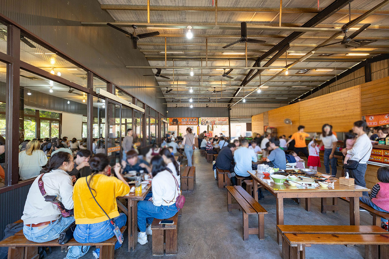 【南投埔里美食推薦】七里香甕仔雞(日月潭店)開箱!2026超平價南投聚餐秘境,3000爽吃七菜一湯,招牌脆皮甕仔雞多汁超有料,這波真的無雷! 136 【南投埔里美食推薦】七里香甕仔雞(日月潭店)開箱!2026超平價南投聚餐秘境,3000爽吃七菜一湯,招牌脆皮甕仔雞多汁超有料,這波真的無雷! 135
