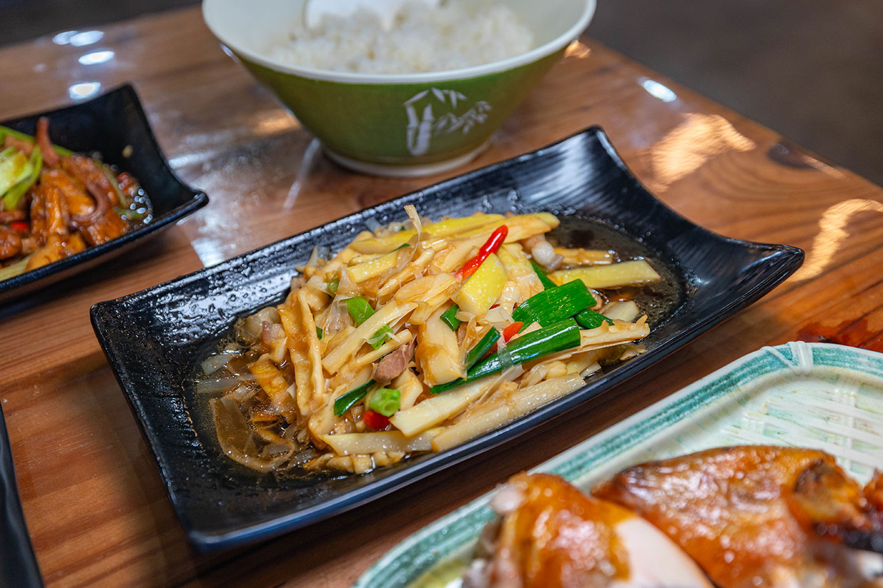 【南投埔里美食推薦】七里香甕仔雞（日月潭店）開箱！2026超平價南投聚餐秘境，3000爽吃七菜一湯，招牌脆皮甕仔雞多汁超有料，這波真的無雷！ 161