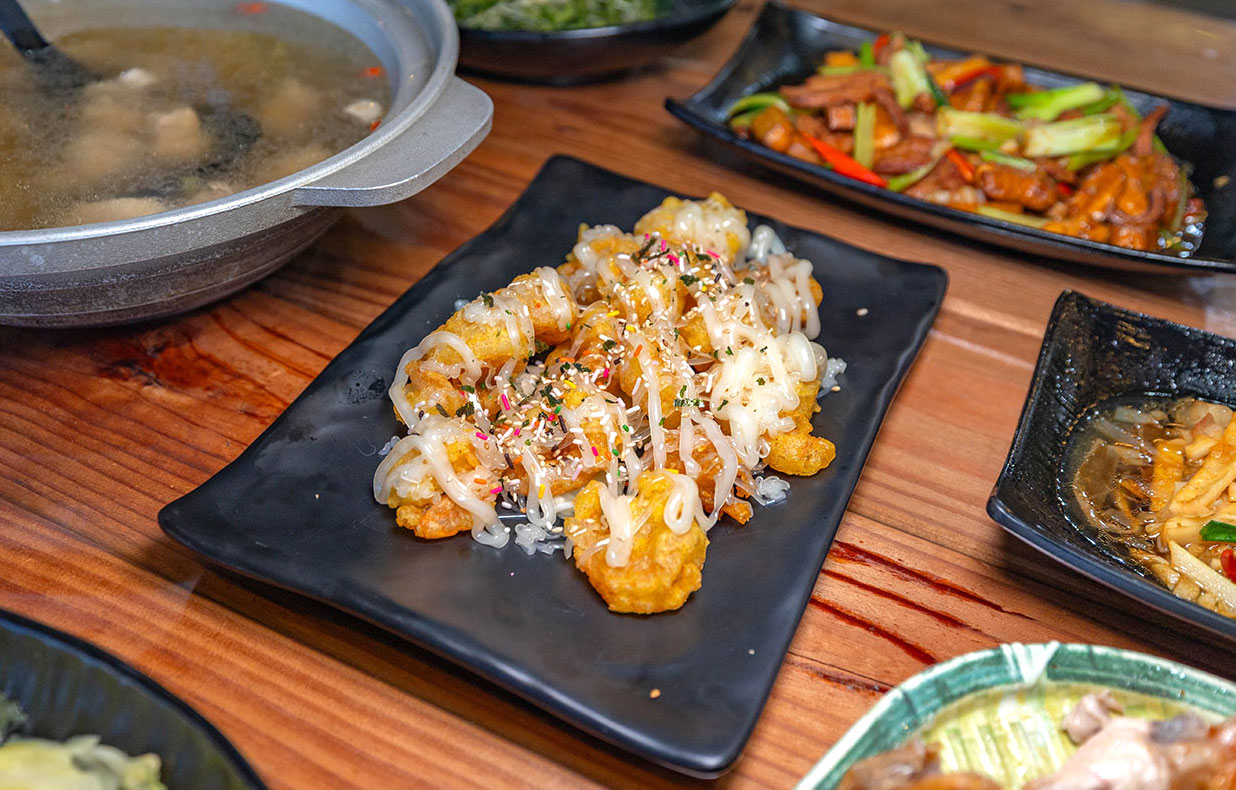 【南投埔里美食推薦】七里香甕仔雞(日月潭店)開箱!2026超平價南投聚餐秘境,3000爽吃七菜一湯,招牌脆皮甕仔雞多汁超有料,這波真的無雷! 160 【南投埔里美食推薦】七里香甕仔雞(日月潭店)開箱!2026超平價南投聚餐秘境,3000爽吃七菜一湯,招牌脆皮甕仔雞多汁超有料,這波真的無雷! 159
