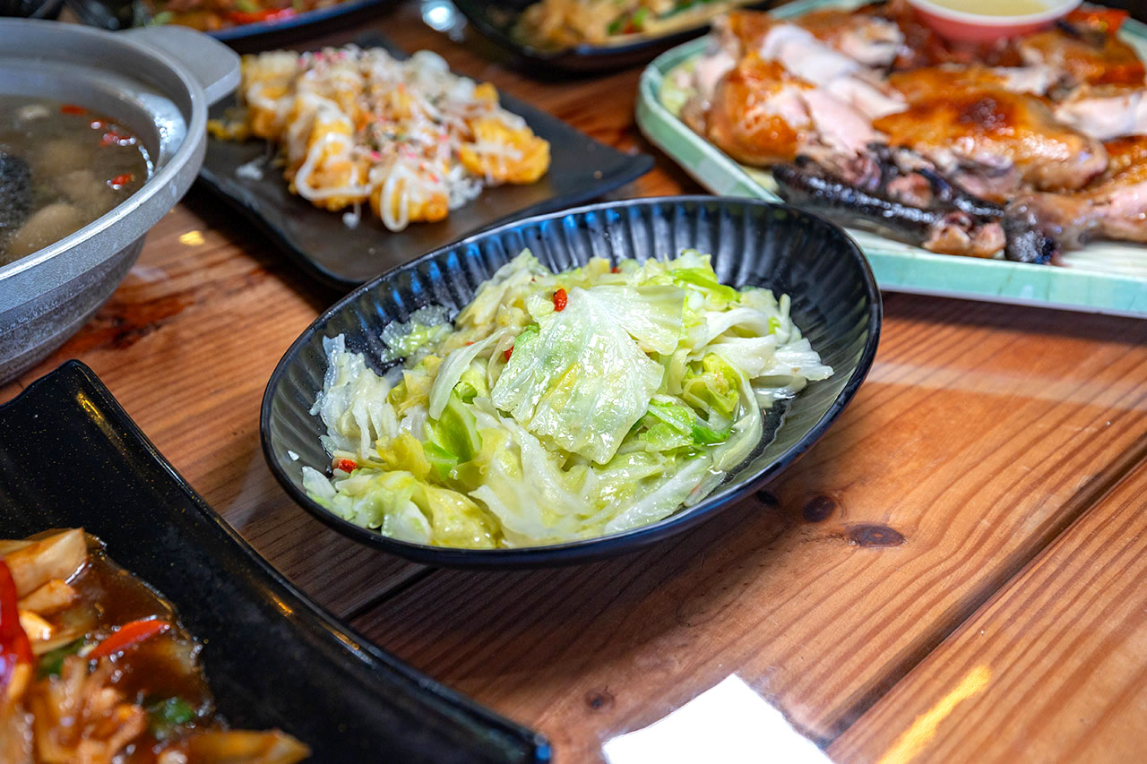 【南投埔里美食推薦】七里香甕仔雞(日月潭店)開箱!2026超平價南投聚餐秘境,3000爽吃七菜一湯,招牌脆皮甕仔雞多汁超有料,這波真的無雷! 170 【南投埔里美食推薦】七里香甕仔雞(日月潭店)開箱!2026超平價南投聚餐秘境,3000爽吃七菜一湯,招牌脆皮甕仔雞多汁超有料,這波真的無雷! 169