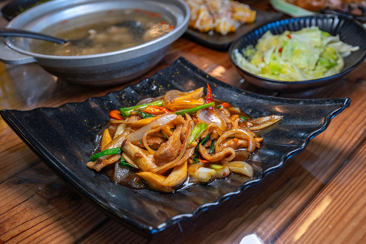 【南投埔里美食推薦】七里香甕仔雞（日月潭店）開箱！2026超平價南投聚餐秘境，3000爽吃七菜一湯，招牌脆皮甕仔雞多汁超有料，這波真的無雷！ 165
