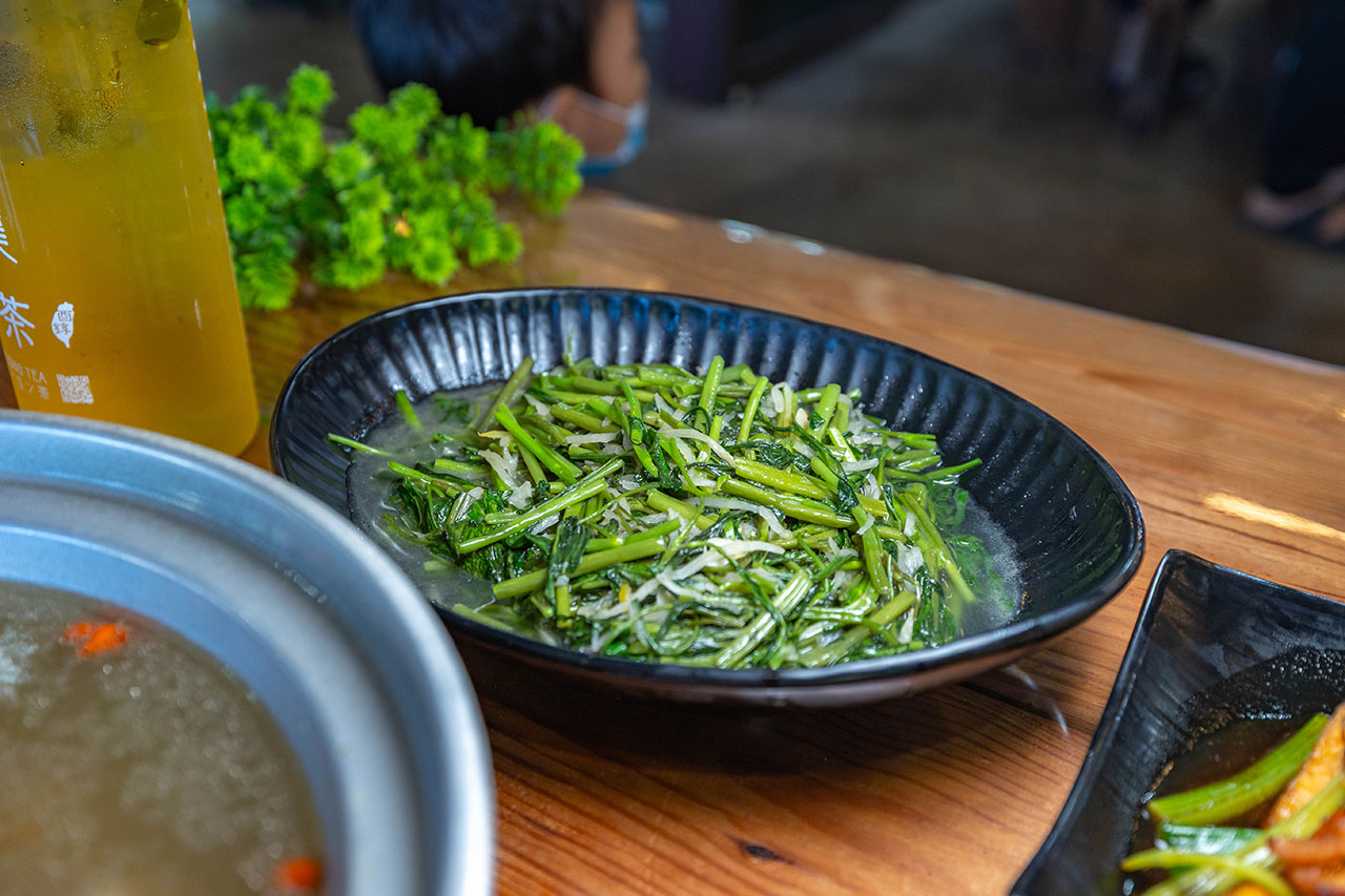 【南投埔里美食推薦】七里香甕仔雞(日月潭店)開箱!2026超平價南投聚餐秘境,3000爽吃七菜一湯,招牌脆皮甕仔雞多汁超有料,這波真的無雷! 178 【南投埔里美食推薦】七里香甕仔雞(日月潭店)開箱!2026超平價南投聚餐秘境,3000爽吃七菜一湯,招牌脆皮甕仔雞多汁超有料,這波真的無雷! 177